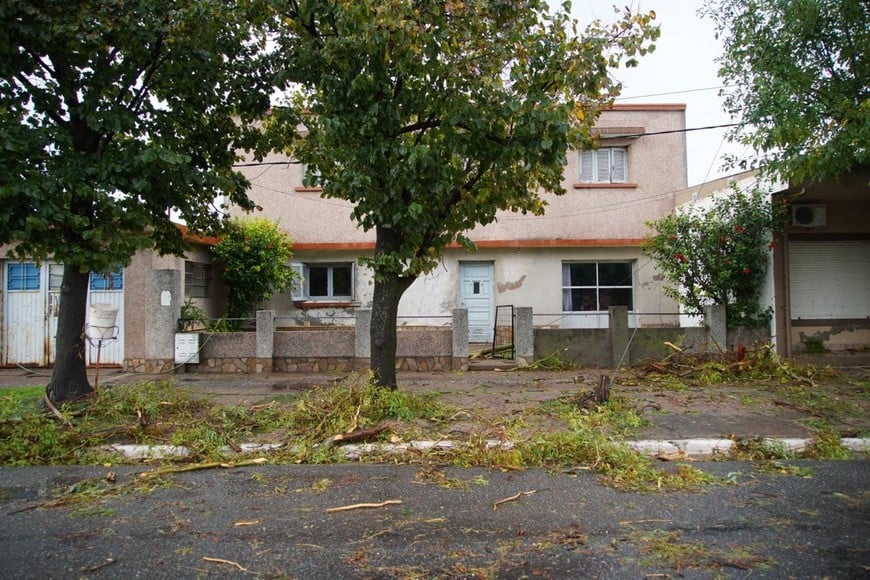 La tormenta derribó la estructura de un acopio de granos y generó destrozos en la localidad. Credito: Fernando Nicola