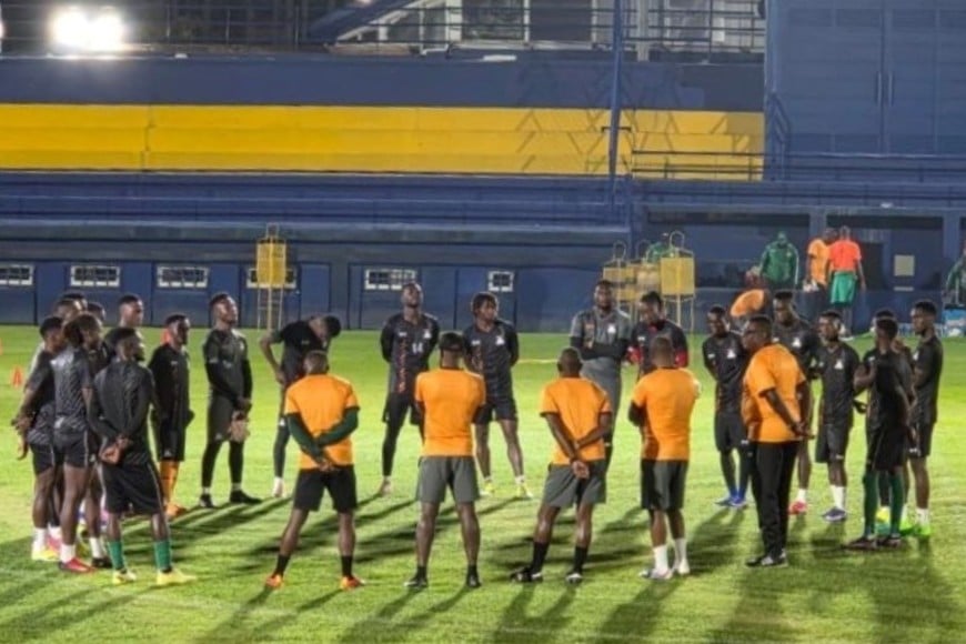 Zambia, durante el entrenamiento nocturno en Boca Juniors. Foto: Asociación de Fútbol de Zambia.