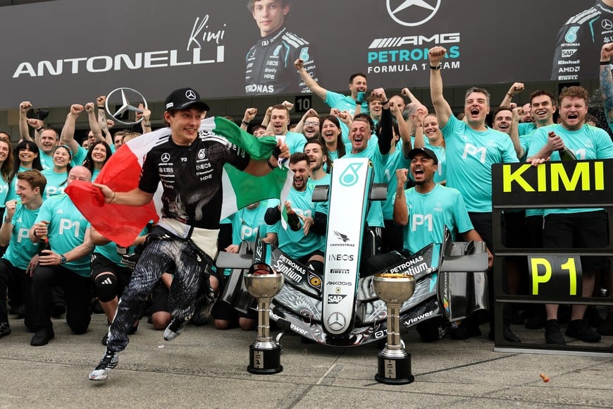 Formula One F1 - Japanese Grand Prix - Suzuka Circuit, Suzuka, Japan - March 29, 2026
Mercedes' Andrea Kimi Antonelli celebrates with the trophy and his team after winning the Japanese Grand Prix REUTERS/Issei Kato