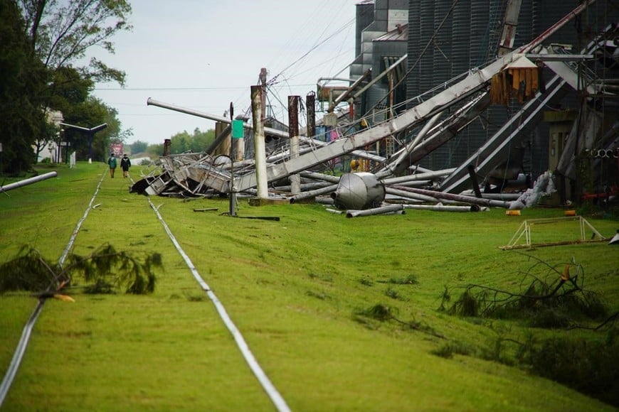 La tormenta derribó la estructura de un acopio de granos y generó destrozos en la localidad. Credito: Fernando Nicola