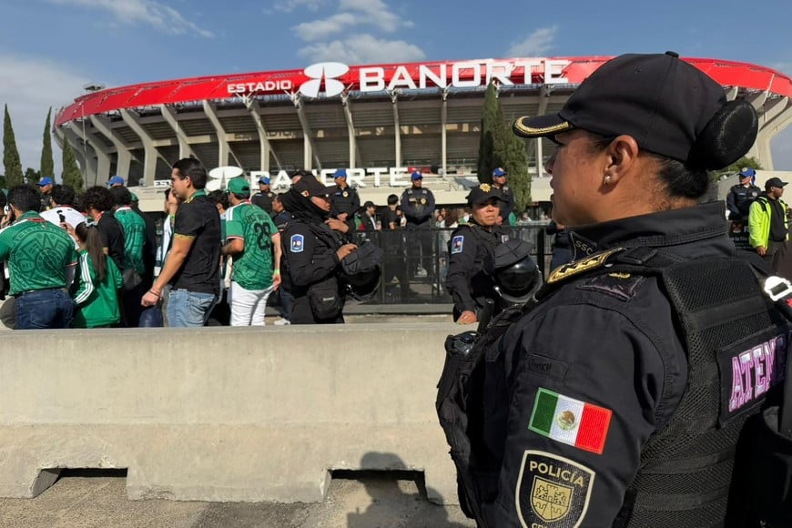 (260328) -- CIUDAD DE MEXICO, 28 marzo, 2026 (Xinhua) -- Policías vigilan antes del partido amistoso internacional entre México y Portugal, previo a la Copa Mundial de la FIFA 2026, frente al simbólico Estadio Azteca de la Ciudad de México, en la Ciudad de México, capital de México, el 28 de marzo de 2026. (Xinhua/Li Muzi) (rtg) (ra) (da)