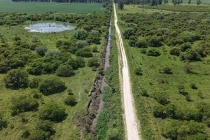 El Gobierno Provincial encara la etapa final de la limpieza de 16 kilómetros de canales y trabaja en el reemplazo de dos alcantarillas en los Colectores 3 y 4 del departamento La Capital.