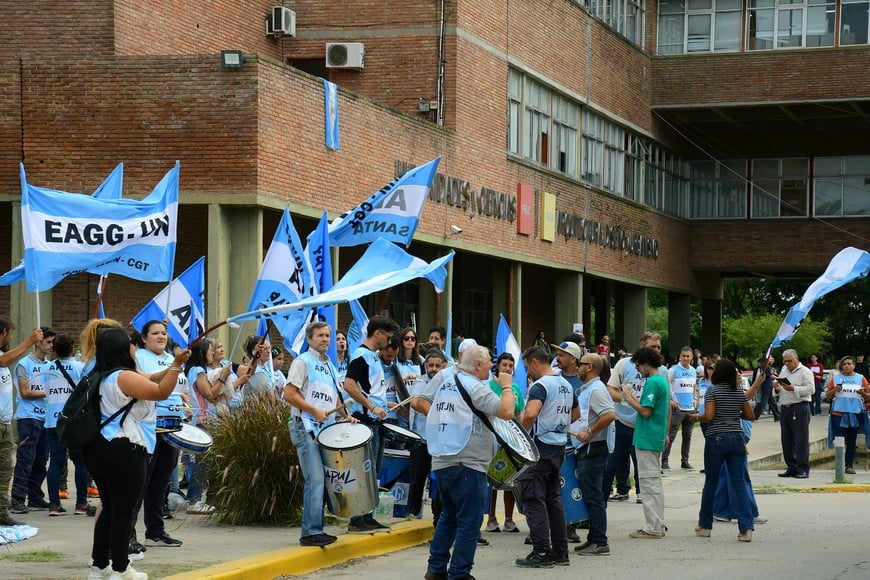 Los gremios acompañan las medidas con acciones de visibilización. En este caso, el sindicato de los no docentes en Ciudad Universitaria y en ruta 168 el pasado viernes. Foto: Flavio Raina