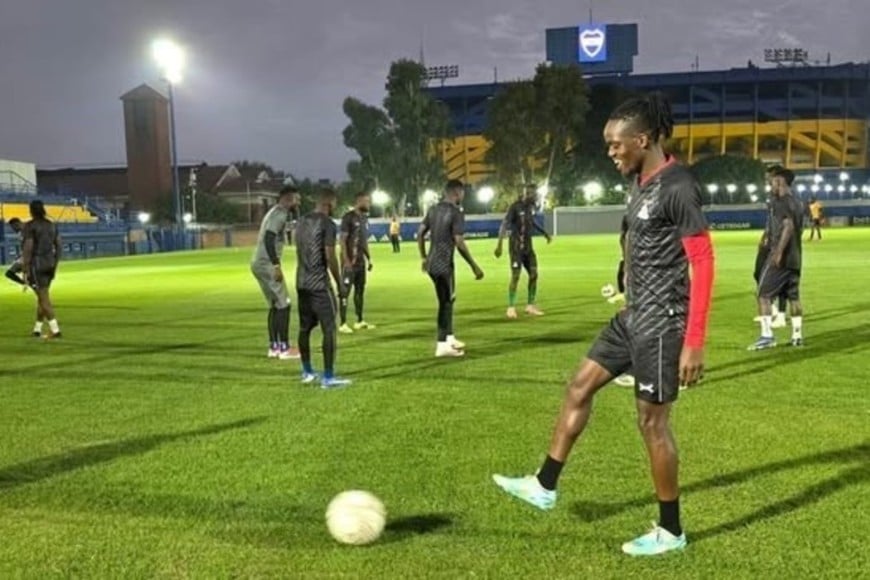 Zambia, durante el entrenamiento nocturno en Boca Juniors. Foto: Asociación de Fútbol de Zambia.