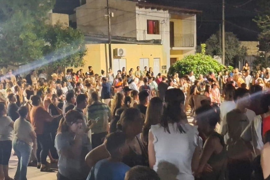 La comunidad sancristobalense prende velas blancas en las escaleras y alrededores de la Escuela Mariano Moreno tras la tragedia. Foto: El Litoral