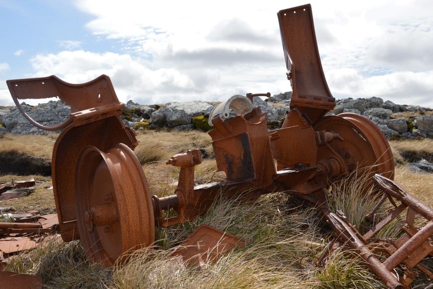 Ante la visión de trincheras, restos de camillas, municiones, cañones y cruces “el análisis geopolítico se transformó en angustia oceánica y orgullo patrio”.