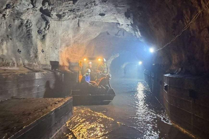 Los técnicos trabajaban en la recuperación del suministro de agua.