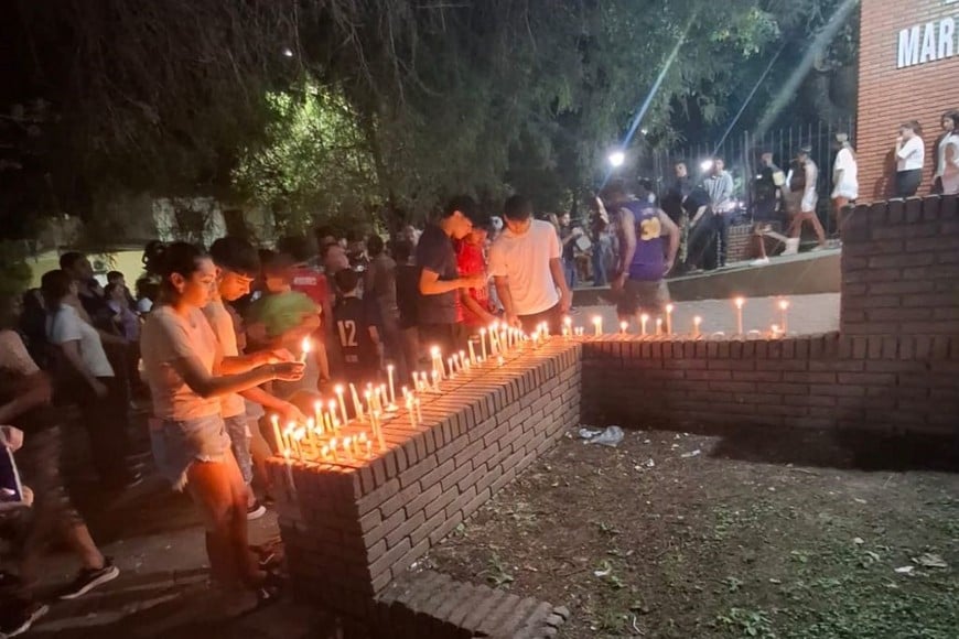 "La 40" iluminada por velas blancas en un sentido homenaje de la comunidad sancristobalense. Foto: El Litoral