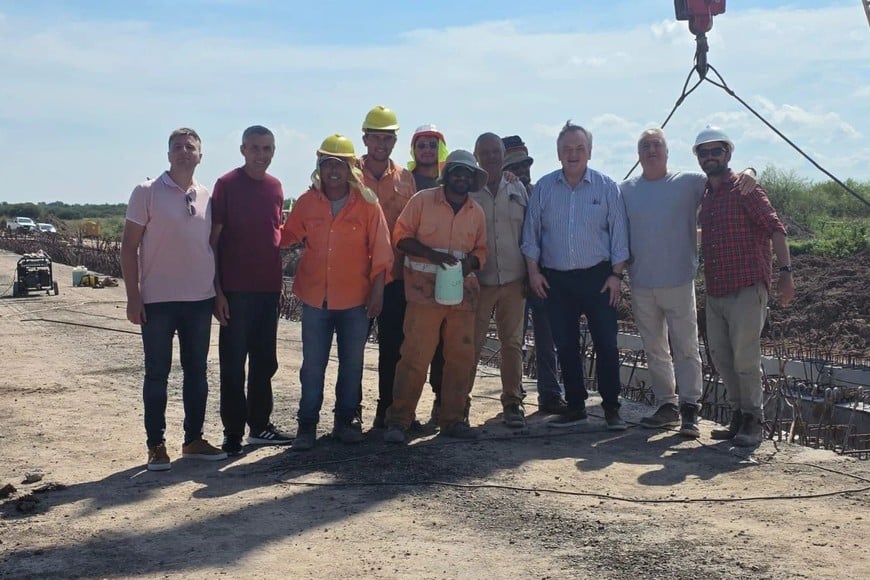 “Con la ejecución de la obra se busca alcanzar un ancho total de 13,70 metros y 103 metros de longitud, incluyendo la construcción de banquinas y cordones peatonales a ambos lados, además de nueva iluminación led. La intervención cuenta con un presupuesto oficial de $8.464.579.236 (al momento de la licitación)”, señalaron las autoridades.