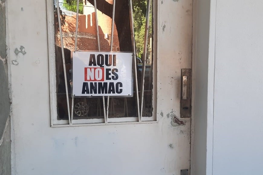 "Aquí no es ANMAC", reza el cartel. El Litoral