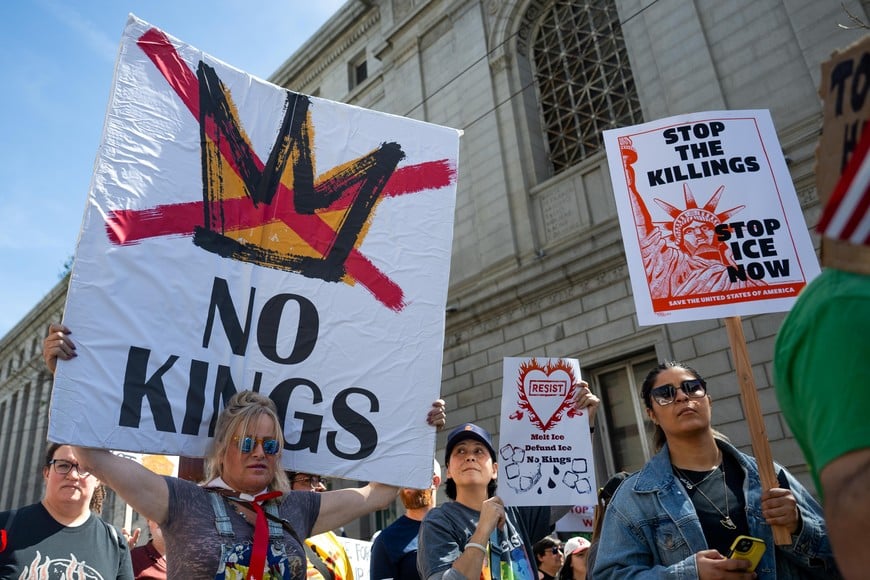 (260329) -- SAN FRANCISCO, 29 marzo, 2026 (Xinhua) -- Imagen del 28 de marzo de 2026 de personas participando en una protesta "No Kings", en San Francisco, California, Estados Unidos. Millones de estadounidenses salieron a las calles el sábado en la tercera ola de manifestaciones "No Kings" en todo el país, protestando en contra de las políticas de la administración estadounidense, que van desde la acción militar en Irán hasta la controvertida aplicación de leyes de inmigración. Más de 3.100 manifestaciones fueron planificadas en todo el país y se llevaron a cabo en importantes ciudades estadounidenses como Washington D.C., Nueva York, Boston, Los Angeles y San Francisco. Informes de medios estadounidenses estimaron que las protestas involucraron a unas 900.000 personas, lo que las convierte en el mayor evento de protesta en un solo día del que se tenga registro. (Xinhua/Ziyu Julian Zhu) (oa) (da)