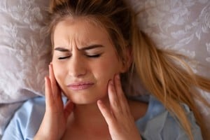 Consultar con un odontólogo ante cualquier síntoma persistente.