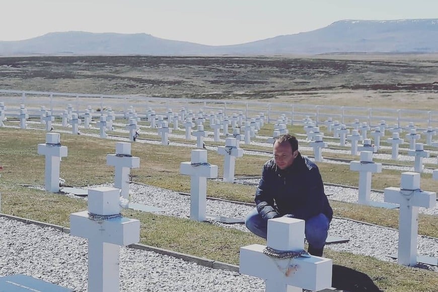 “El Cementerio de Darwin es un sitio magnético, allí el sonido de los rosarios moviéndose al ritmo del viento y chocando con las cruces es devastador”.