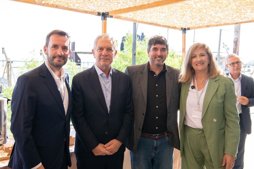 Julio Alak, intendente de La Plata (segundo de izquierda a derecha), presente este martes. Crédito: COFEIN