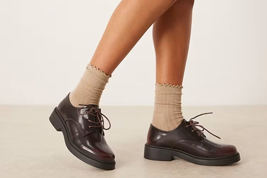 Zapatos derby marrones para looks formales e informales.