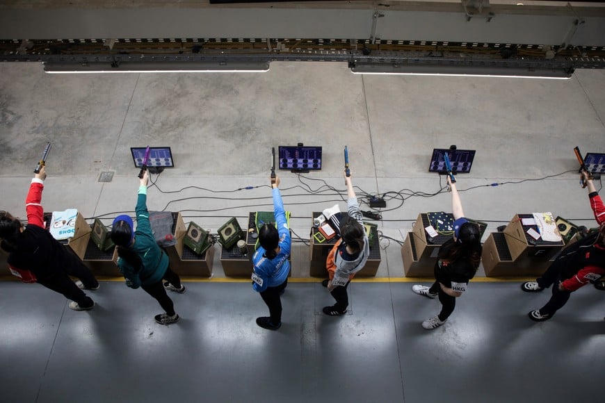 (250409) -- BUENOS AIRES, 9 abril, 2025 (Xinhua) -- Imagen del 8 de abril de 2025 de atletas compitiendo durante la final de la categoría pistola de aire comprimido 10 metros femenino en el Mundial de Tiro Buenos Aires 2025, en el polígono del Tiro Federal Argentino, en la ciudad de Buenos Aires, capital de Argentina. El presidente de la Federación Internacional de Tiro Deportivo, el italiano Luciano Rossi, elogió el martes las actuaciones de los atletas de China e India en el Mundial de Tiro Buenos Aires 2025. (Xinhua/Martín Zabala) (mz) (ah) (ra) (ce)