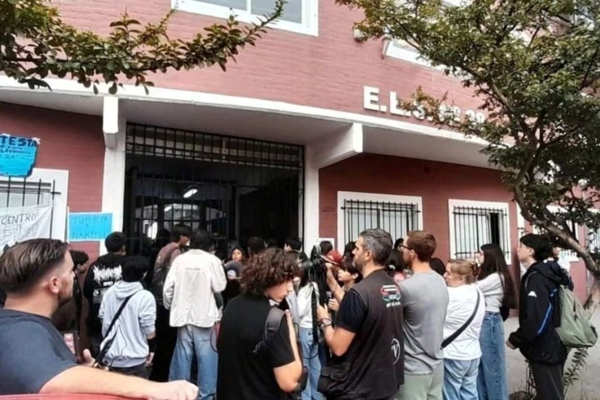 Padres, alumnos y docentes se manifestaron frente a la escuela para reclamar medidas concretas y mayor seguridad.