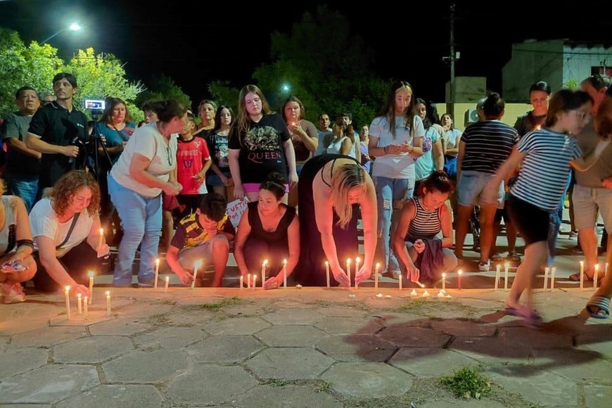 Homenaje en las afueras de la institución tras la tragedia. Foto: Noelí Rojas