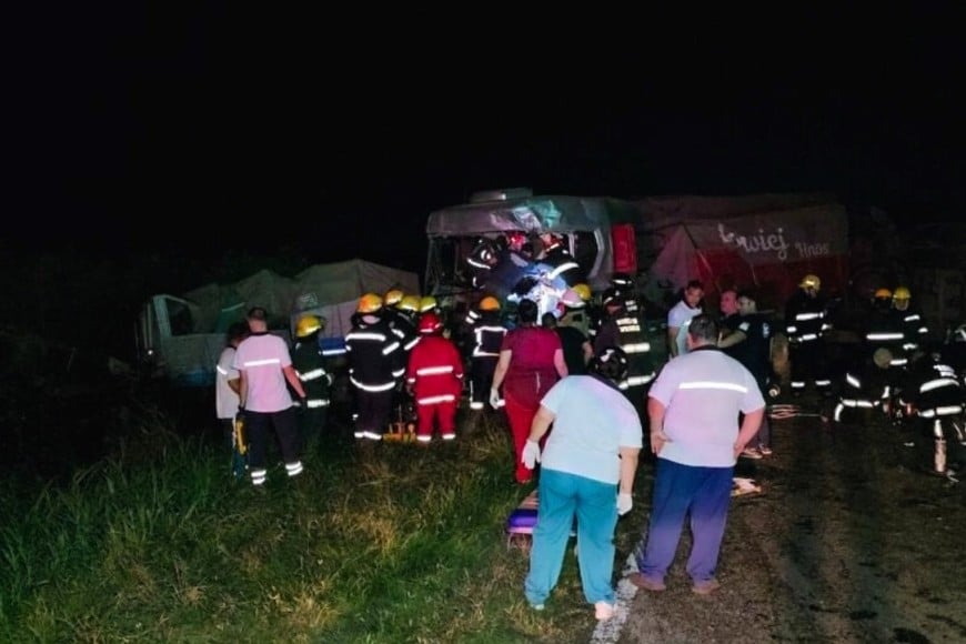 Bomberos de varias localidades trabajaron para rescatar a los choferes atrapados.