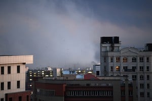 Humo elevándose después de las explosiones, en Teherán, Irán. (Xinhua/Shadati) (rtg) (ah) (vf)