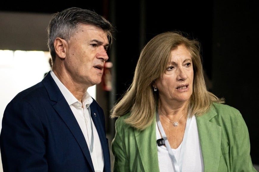 La anfitriona Rosario Romero junto al cordobés Passerini, en la Sala Mayo de la capital entrerriana. Crédito: COFEIN