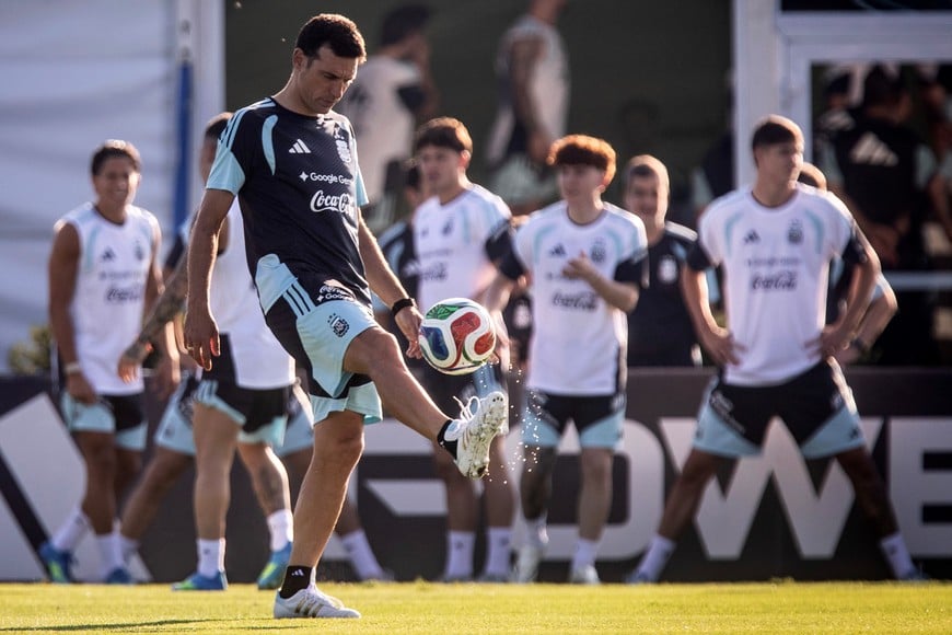 (260330) -- EZEIZA, 30 marzo, 2026 (Xinhua) -- El director técnico, Lionel Scaloni (frente), de la selección argentina de fútbol, participa en una sesión de entrenamiento para un partido amistoso previo a la Copa Mundial de la FIFA 2026, ante Zambia, en el predio de la Asociación del Fútbol Argentino, en la ciudad de Ezeiza, Argentina, el 30 de marzo de 2026. (Xinhua/Martín Zabala) (mz) (rtg) (ah) (vf)