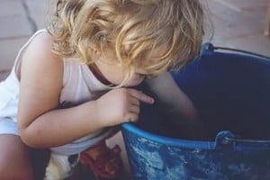 En Alto Verde, un bebé perdió la vida tras caer accidentalmente en un balde con agua en su hogar.