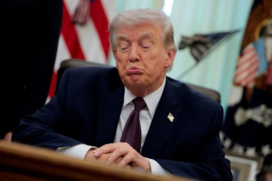 U.S. President Donald Trump reacts as he speaks during the signing ceremony for an executive order on mail ballots, in the Oval Office of the White House in Washington, D.C., March 31, 2026.  REUTERS/Evan Vucci