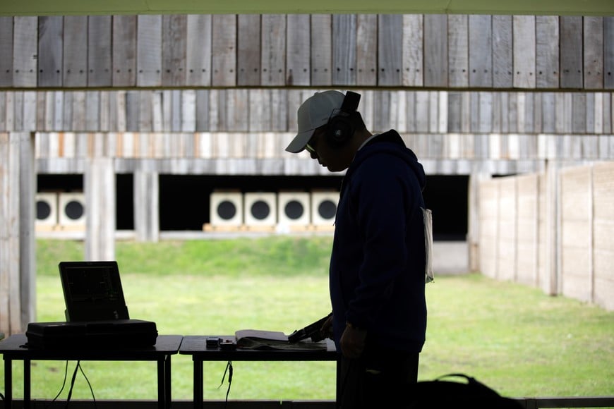 (250409) -- BUENOS AIRES, 9 abril, 2025 (Xinhua) -- Imagen del 8 de abril de 2025 del atleta Yang Liu, de China, reaccionando durante la clasificación de la categoría pistola de tiro rápido de 25 metros masculino en el Mundial de Tiro Buenos Aires 2025, en el polígono del Tiro Federal Argentino, en la ciudad de Buenos Aires, capital de Argentina. El presidente de la Federación Internacional de Tiro Deportivo, el italiano Luciano Rossi, elogió el martes las actuaciones de los atletas de China e India en el Mundial de Tiro Buenos Aires 2025. (Xinhua/Martín Zabala) (mz) (ah) (ra) (ce)