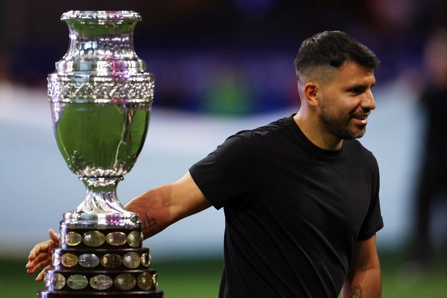 Soccer Football - Copa America 2024 - Group A - Argentina v Canada - Mercedes-Benz Stadium, Atlanta, Georgia, United States - June 20, 2024
Former Argentina player Sergio Aguero next to the Copa America trophy before the match REUTERS/Agustin Marcarian