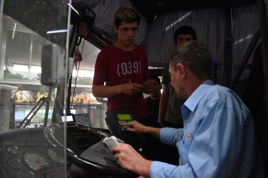 Cayó el número de pasajeros que abonan la tarifa plena. Foto: Manuel Fabatía