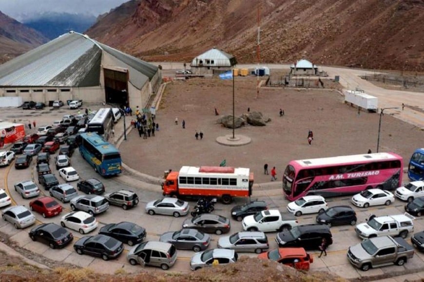 En los pasos neuquinos no cambian los horarios de atención, pero sí la referencia horaria con la que deben organizarse los cruces.