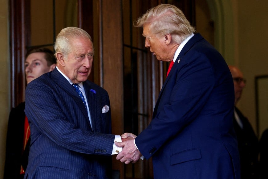 FILE PHOTO: U.S. President Donald Trump shakes hands with Britain's King Charles, as Trump departs Windsor Castle, in Windsor, Britain, September 18, 2025. REUTERS/Kevin Lamarque/File Photo