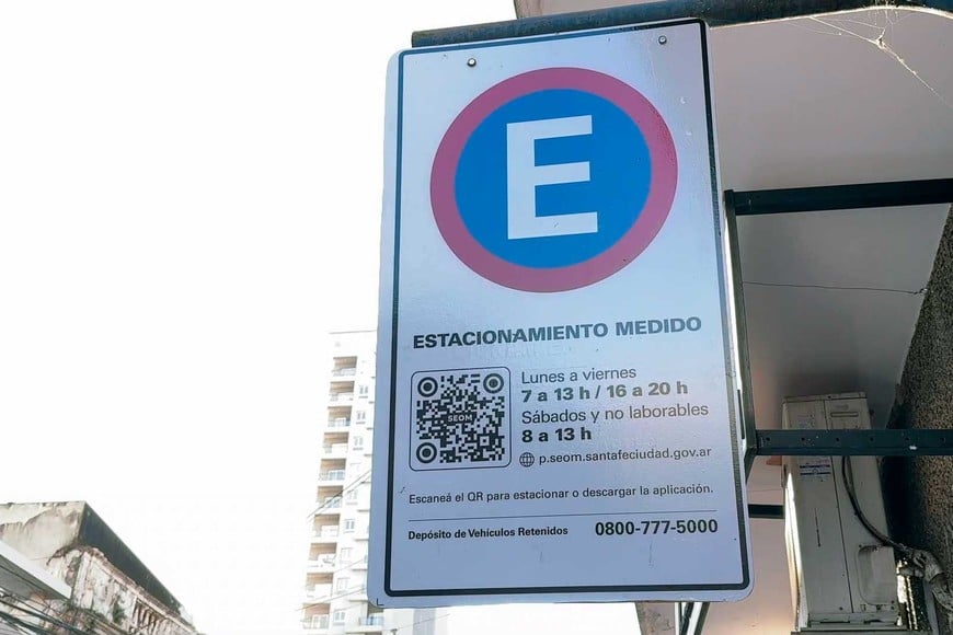 Los carteles indicativos en las calles del macro y microcentro.