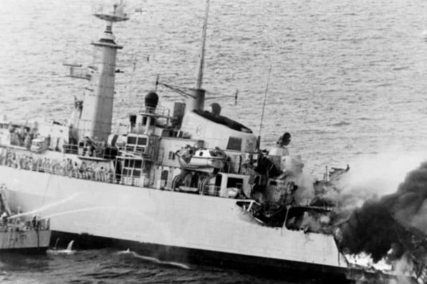 Arca vio cómo la cuarta bomba de su líder impactaba en la popa de la Ardent.