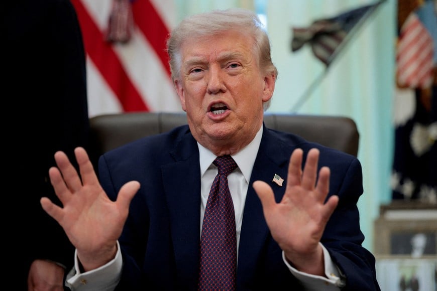 FILE PHOTO: U.S. President Donald Trump speaks during the signing ceremony for an executive order on mail ballots, in the Oval Office of the White House in Washington, D.C., March 31, 2026.  REUTERS/Evan Vucci/File Photo