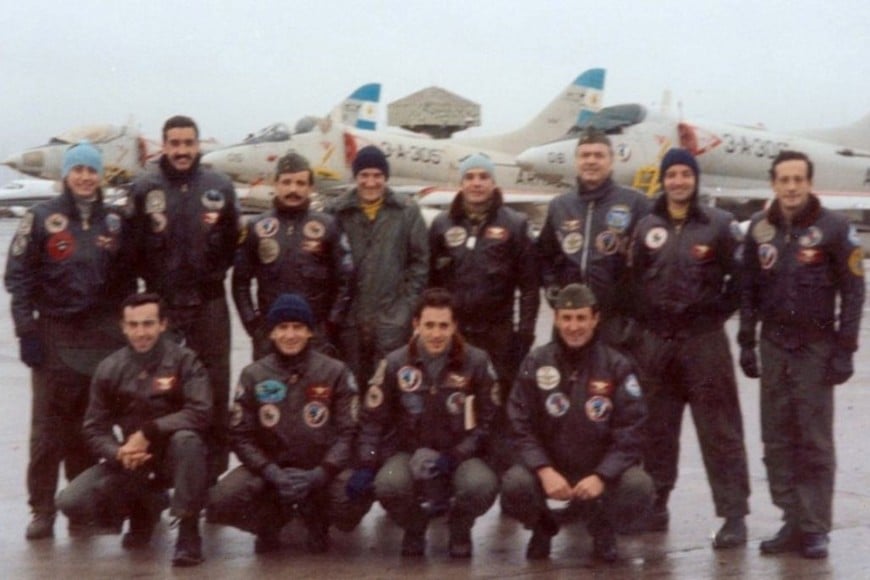 José César "Cacha" Arca junto a la 3.ª Escuadrilla Aeronaval de Caza y Ataque de la Armada Argentina durante la Guerra de Malvinas.