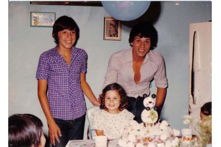 Julio César junto a sus hermanos menores, Marcelo y Lorena.