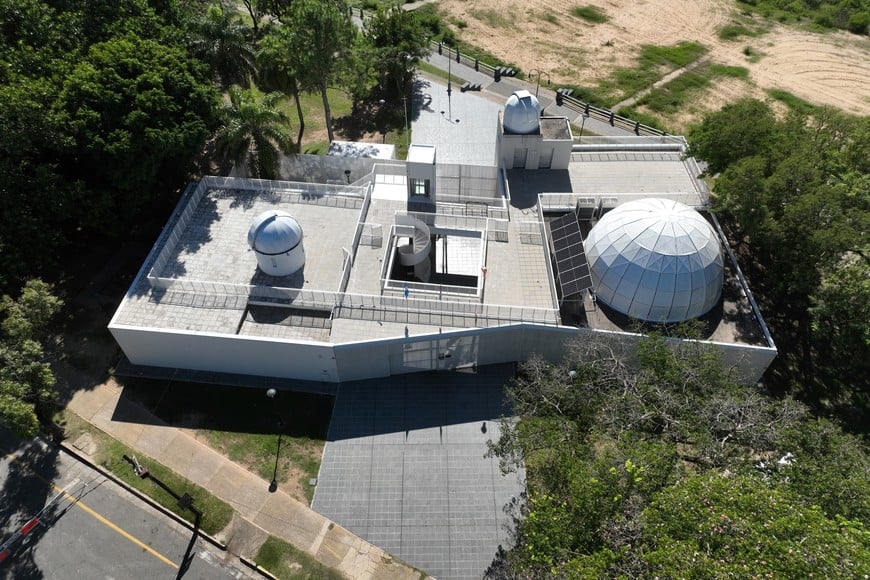 El CODE, donde se monitorea la misión lunar y se reciben visitas educativas.