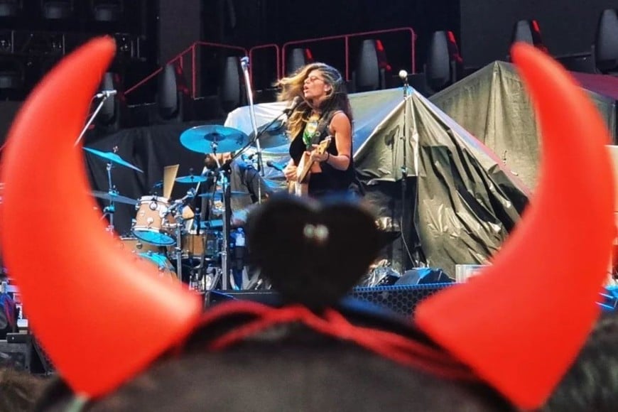 Lula Bertoldi de Eruca Sativa, como soporte en la Tercera fecha de AC/DC en River