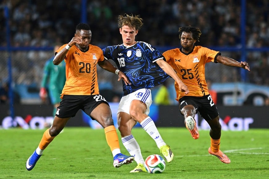 Soccer Football - International Friendly - Argentina v Zambia - Estadio La Bombonera, Buenos Aires, Argentina - March 31, 2026
Argentina's Nico Paz in action with Zambia's Patson Daka and Zambia's Owen Tembo REUTERS/Rodrigo Valle