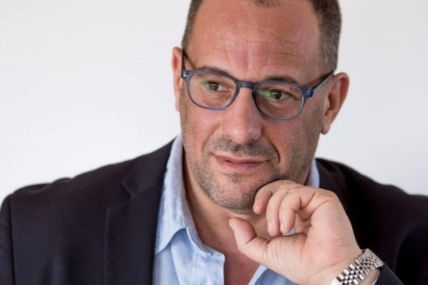 El psicólogo Schujman propone a los adultos "sentarse a la mesa con los adolescentes, salir a caminar, preguntarles genuinamente cómo están, mirarlos a los ojos". Foto: Gentileza