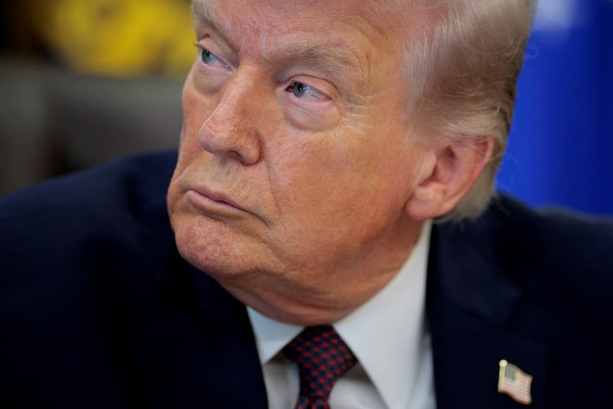 FILE PHOTO: U.S. President Donald Trump attends the signing ceremony for an execituve order on mail ballots, in the Oval Office of the White House in Washington, D.C., March 31, 2026.  REUTERS/Evan Vucci/File Photo