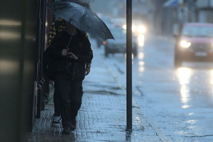 La tormenta se hizo sentir durante la madrugada con lluvias intensas en distintos sectores.