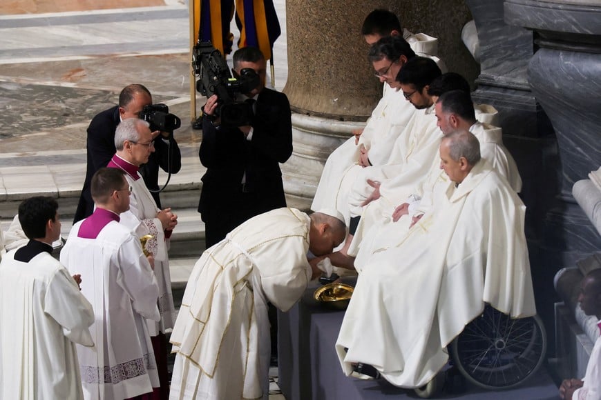 Pope Leo XIV washes and kisses the foot of a member of the clergy during the Holy Thursday Mass at the Basilica di San Giovanni in Laterano (Basilica of St. John Lateran) in Rome, Italy April 2, 2026. REUTERS/Vincenzo Livieri
