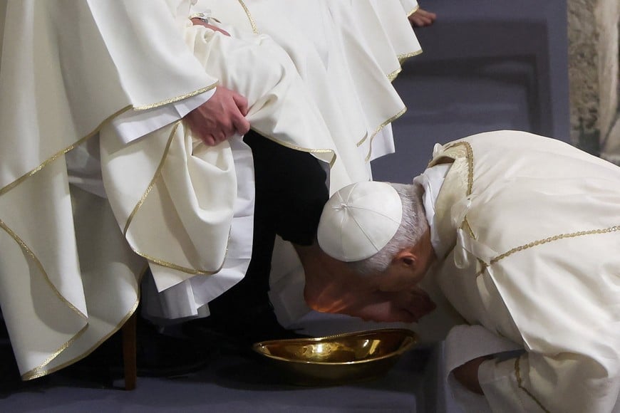 Pope Leo XIV washes and kisses the feet of a member of the clergy during the Holy Thursday Mass at the Basilica di San Giovanni in Laterano (Basilica of St. John Lateran) in Rome, Italy April 2, 2026. REUTERS/Vincenzo Livieri