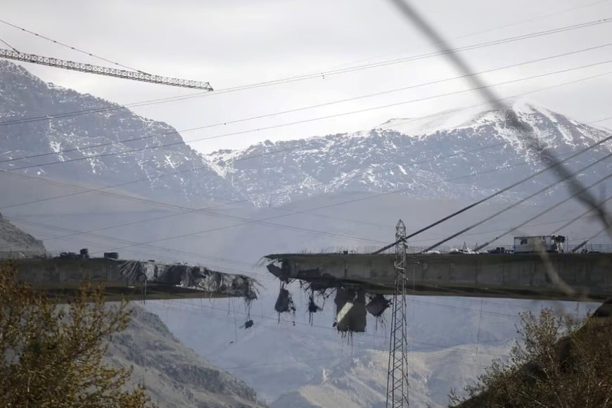 Tras el ataque aéreo, se pueden observar secciones importantes del puente B1 destruidas. Créditos: Fatemeh Bahrami/Anadolu/Getty Images