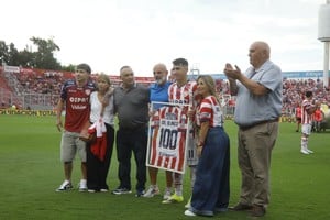 La camiseta conmemorativa de los 100 partidos oficiales en Unión que el club le entregó a Mateo Del Blanco. Foto: Matías Pintos
