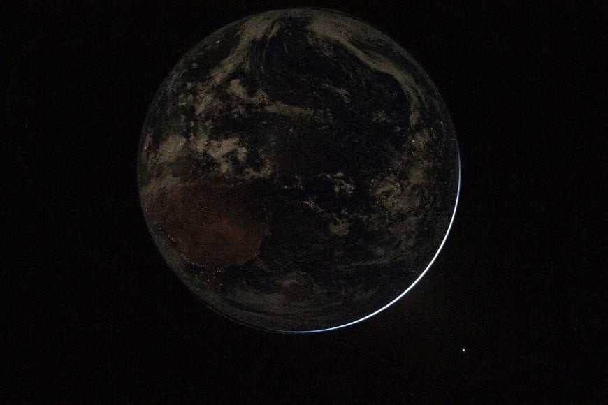 Artemis II captó nuevas imágenes de la Tierra durante su trayecto hacia la Luna.