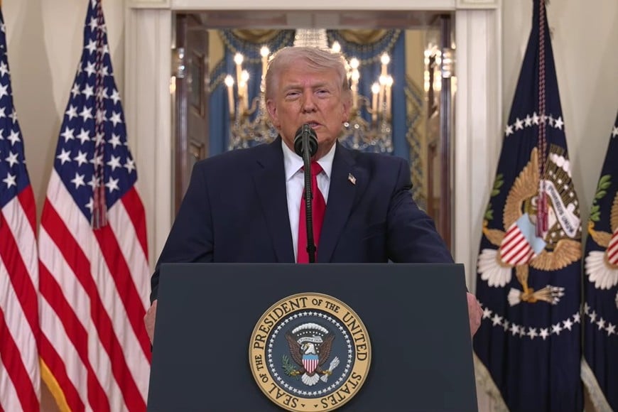 (260402) -- WASHINGTON, 2 abril, 2026 (Xinhua) -- Captura de pantalla de video del 1 de abril de 2026 del presidente de Estados Unidos, Donald Trump, pronunciando un discurso a la nación en la Casa Blanca, en Washington D. C., Estados Unidos. (Xinhua) (jg) (ah) (vf)